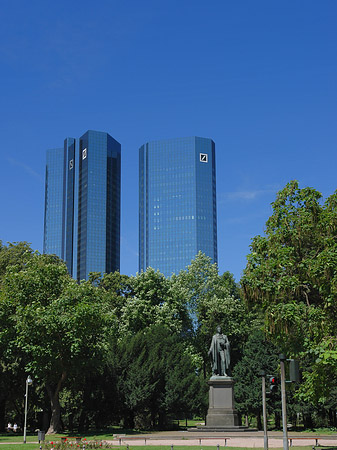Foto Deutsche Bank mit Statue - Frankfurt am Main