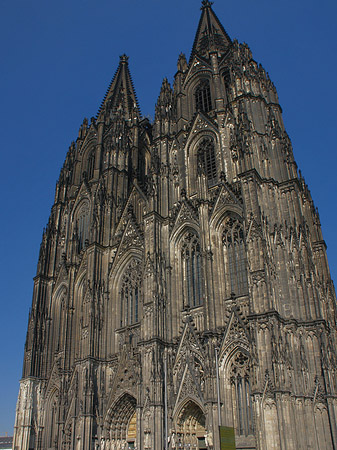 Touristen tummeln sich vor Kölner Dom