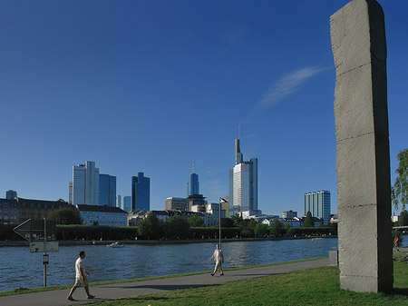 Skyline von Frankfurt mit Obelisk Fotos