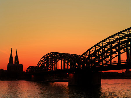 Kölner Dom hinter der Hohenzollernbrücke Foto 