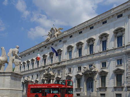 Quirinalspalast mit Bus Foto 
