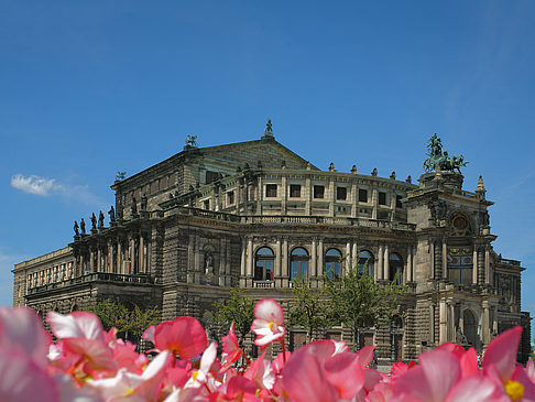 Semperoper mit Blumen